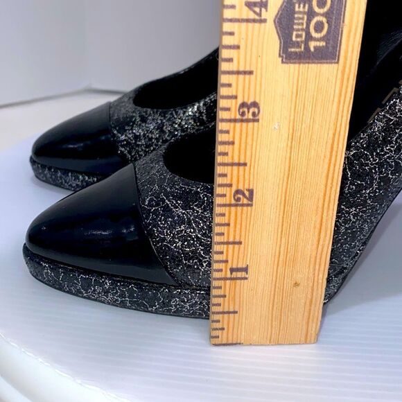 Chanel Escarpins Black & Silver Textured Leather Cap Toe CC Logo Pumps MSRP $895 - Picture 14 of 17